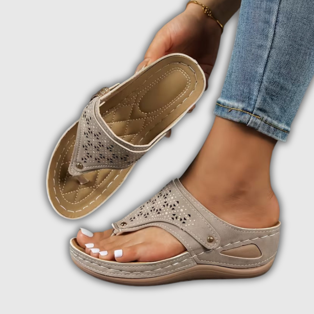 Graue unterstützende Zehentrenner-Sandalen mit Absatz, Lochmuster und Schnalle