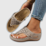 Graue unterstützende Zehentrenner-Sandalen mit Absatz, Lochmuster und Schnalle