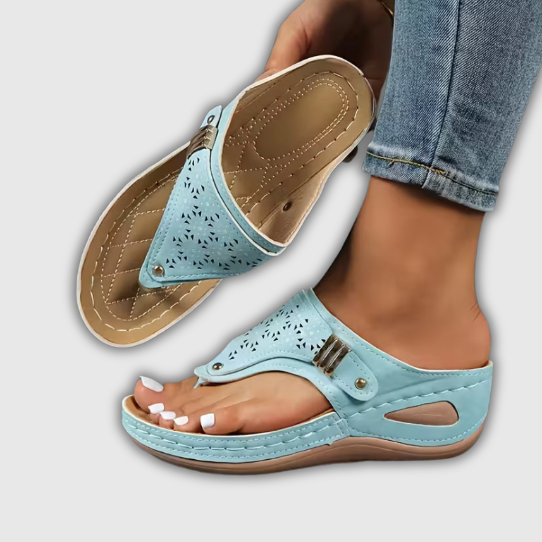 Hellblaue unterstützende Zehentrenner-Sandalen mit Absatz, Lochmuster und Riemen