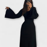 Schwarzes Strickkleid mit weitem Arm, geripptem Stoff und Taillendetail, Midilänge