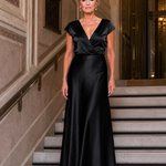 Glänzendes Maxikleid mit Wickeloberteil und kurzen Ärmeln, Schwarz