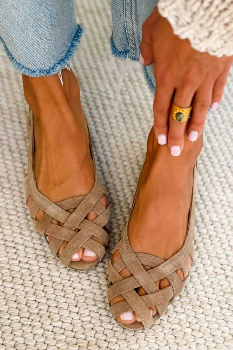 Emma geflochtene Sandalen Taupe mit offenen Zehen und gekreuzten Riemen