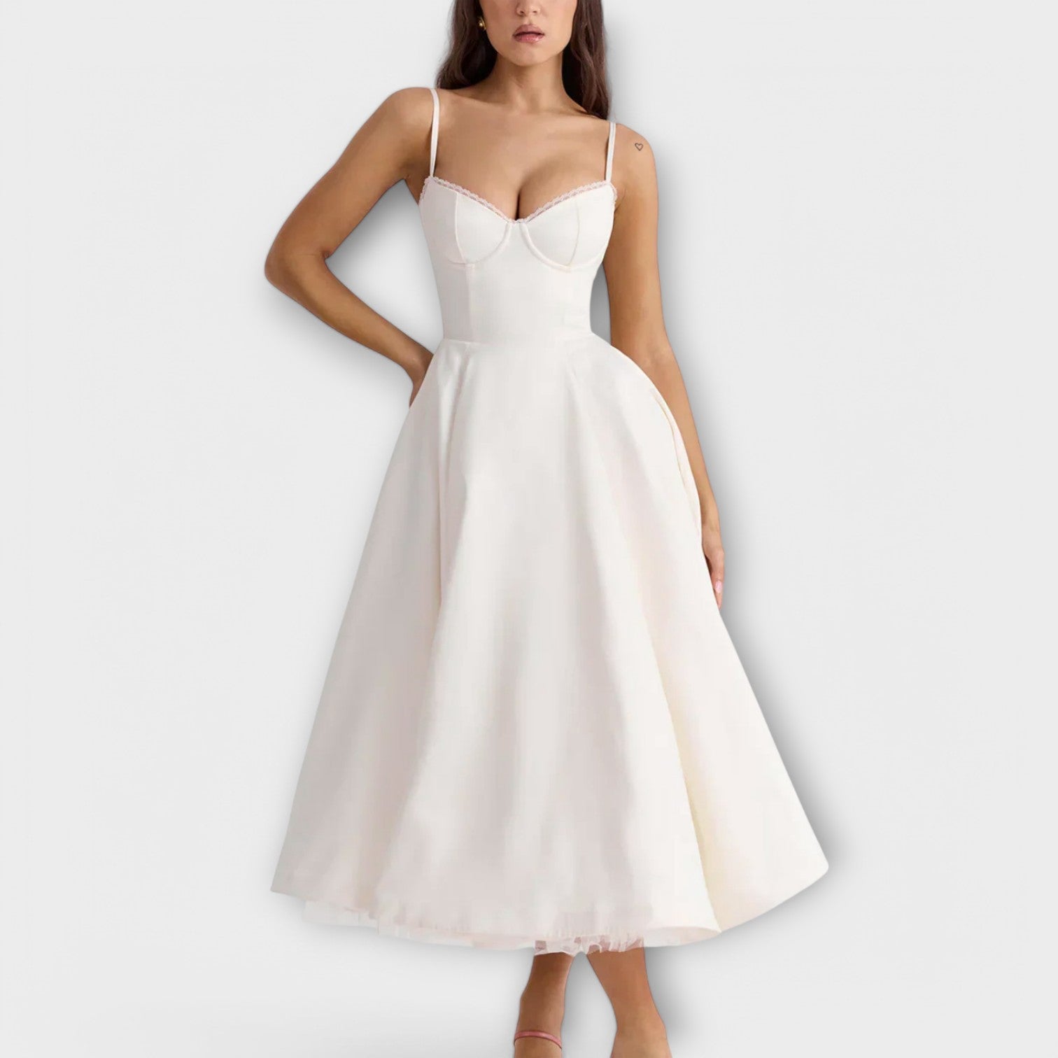 Weißes Sommerkleid mit Korsett-Top, feinen Spaghettiträgern und weitem ausgestelltem Rock