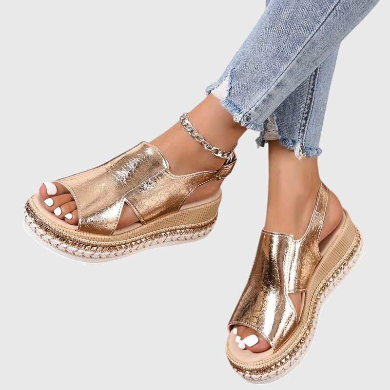 Orthopädische Sandalen in Gold mit verstellbarem Riemen, hohem Plateau und Kordelsohle