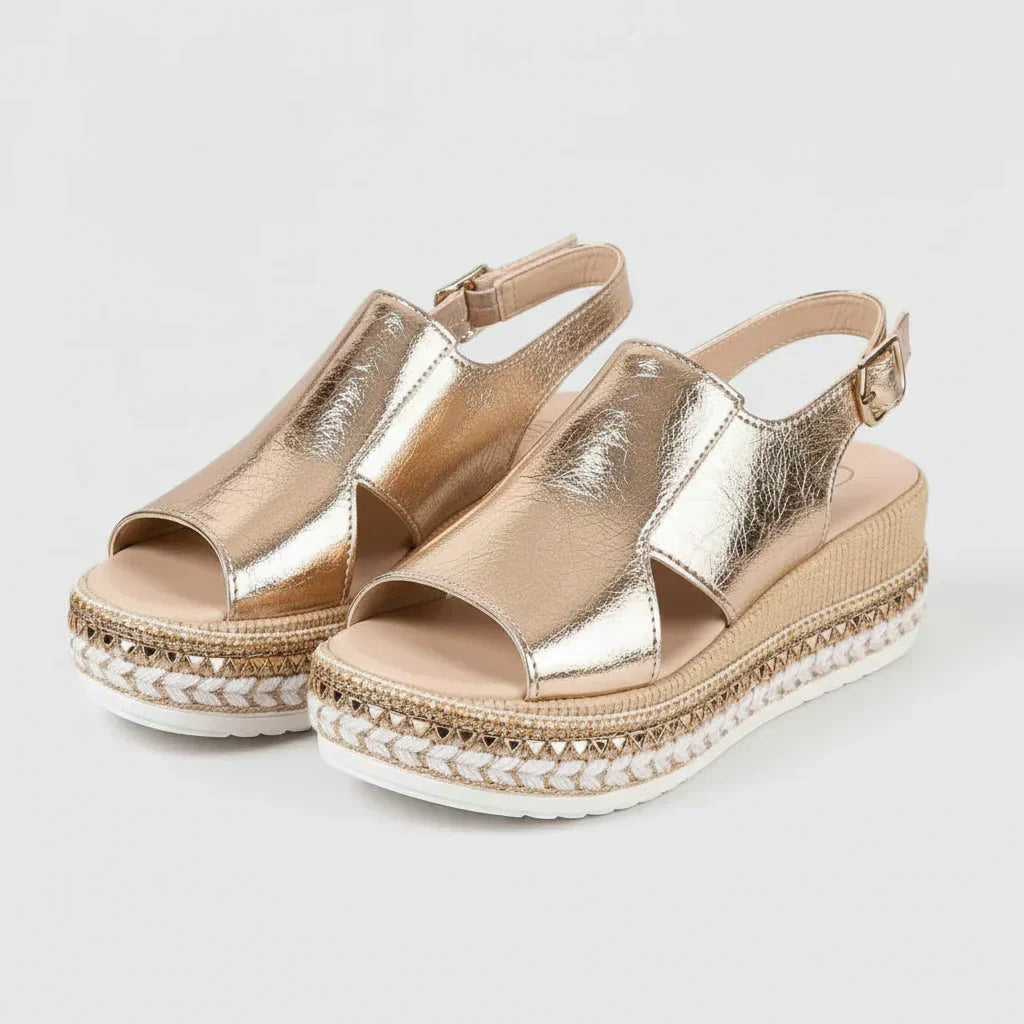 Orthopädische Plateausandalen in Gold mit zwei breiten Riemen, Schnalle und Plateau-Sohle