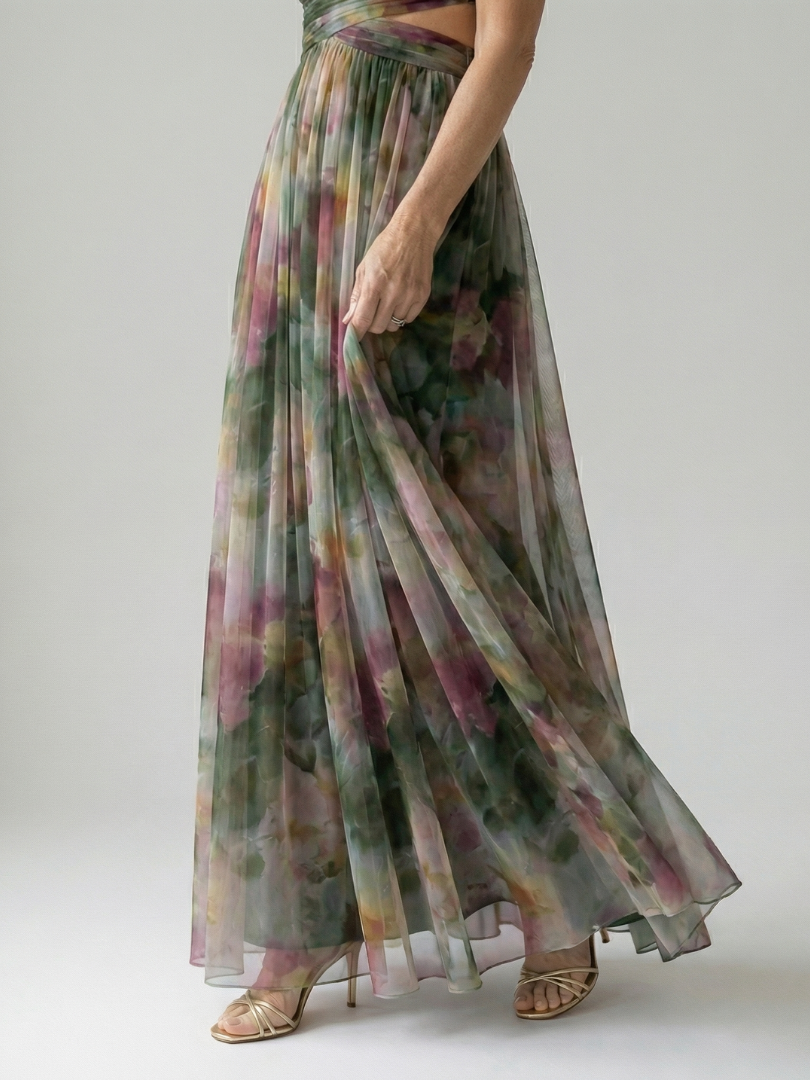 Isel Maxi-Wickelkleid seitlich: mehrfarbiges Muster, weiter Chiffonrock, goldene Sandalen