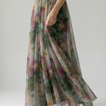 Isel Maxi-Wickelkleid seitlich: mehrfarbiges Muster, weiter Chiffonrock, goldene Sandalen