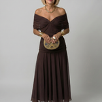 Off-Shoulder Midi-Kleid mit gerafftem Ausschnitt, dunkelbraun, fließender Rock