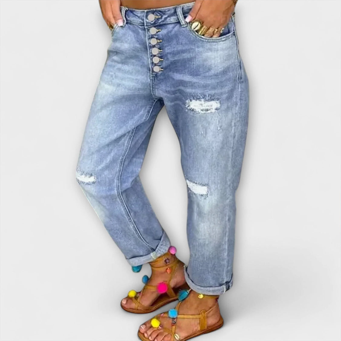 Joy Jeans in Hellblau mit Knopfleiste, ausgefransten Partien und Vordertaschen