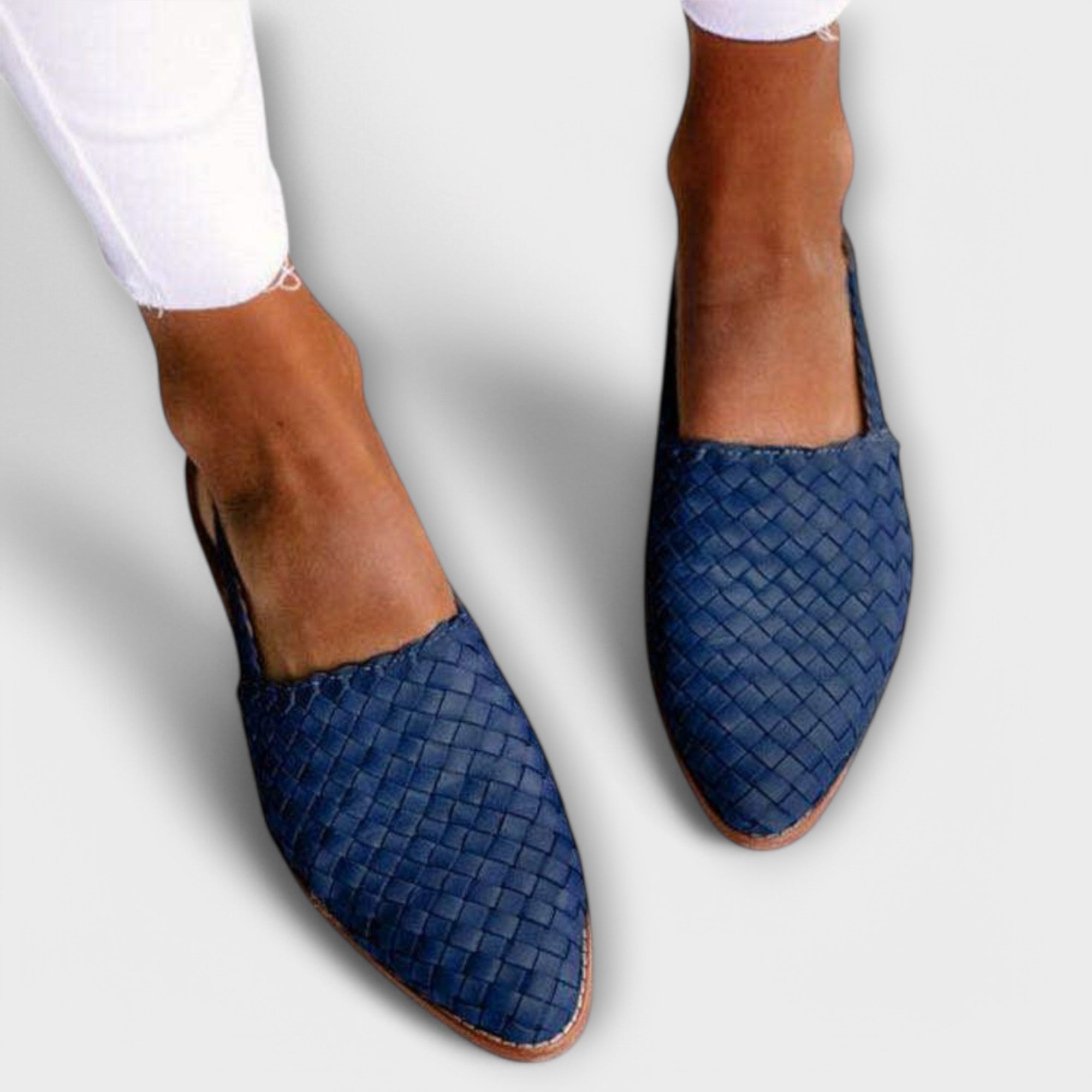 Blaue Mokassins mit geflochtenem Webmuster und spitzer Vorderkappe, Schlupfdesign.