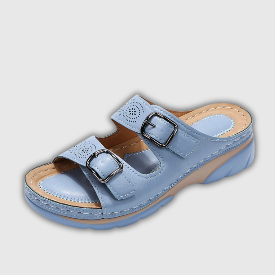 Hellblaue orthopädische Sandale mit zwei Riemen, Schnallen und gepolsterter Sohle