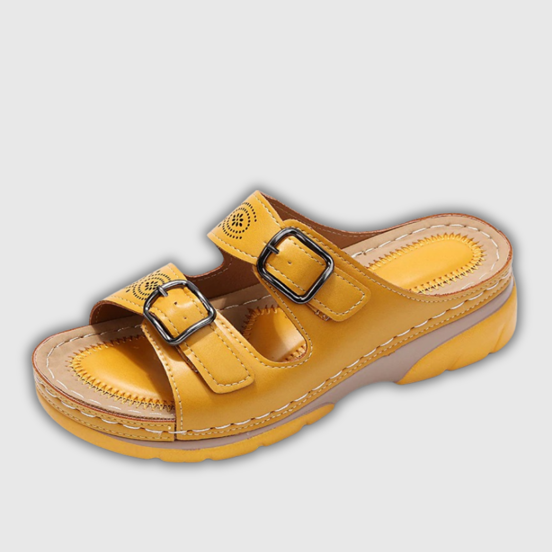Gelbe orthopädische Sandale mit zwei Riemen, Schnallen und gepolsterter Sohle