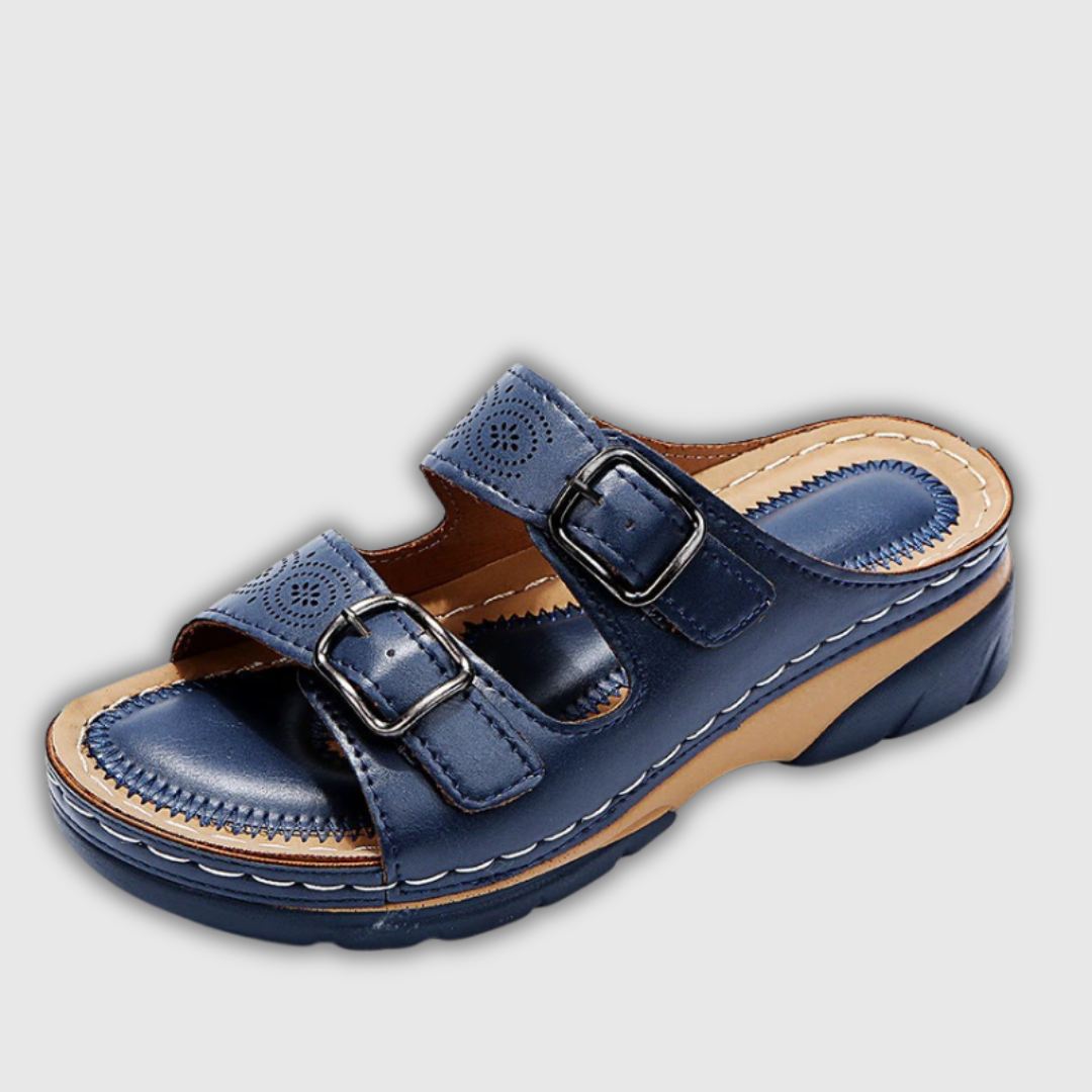 Dunkelblaue orthopädische Sandale mit zwei Riemen, Schnallen und dicker Laufsohle