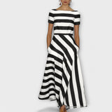 Gestreiftes Maxikleid mit kurzen Ärmeln, schwingender A-Linie, schwarz-weiß gestreift, Rundhalsausschnitt