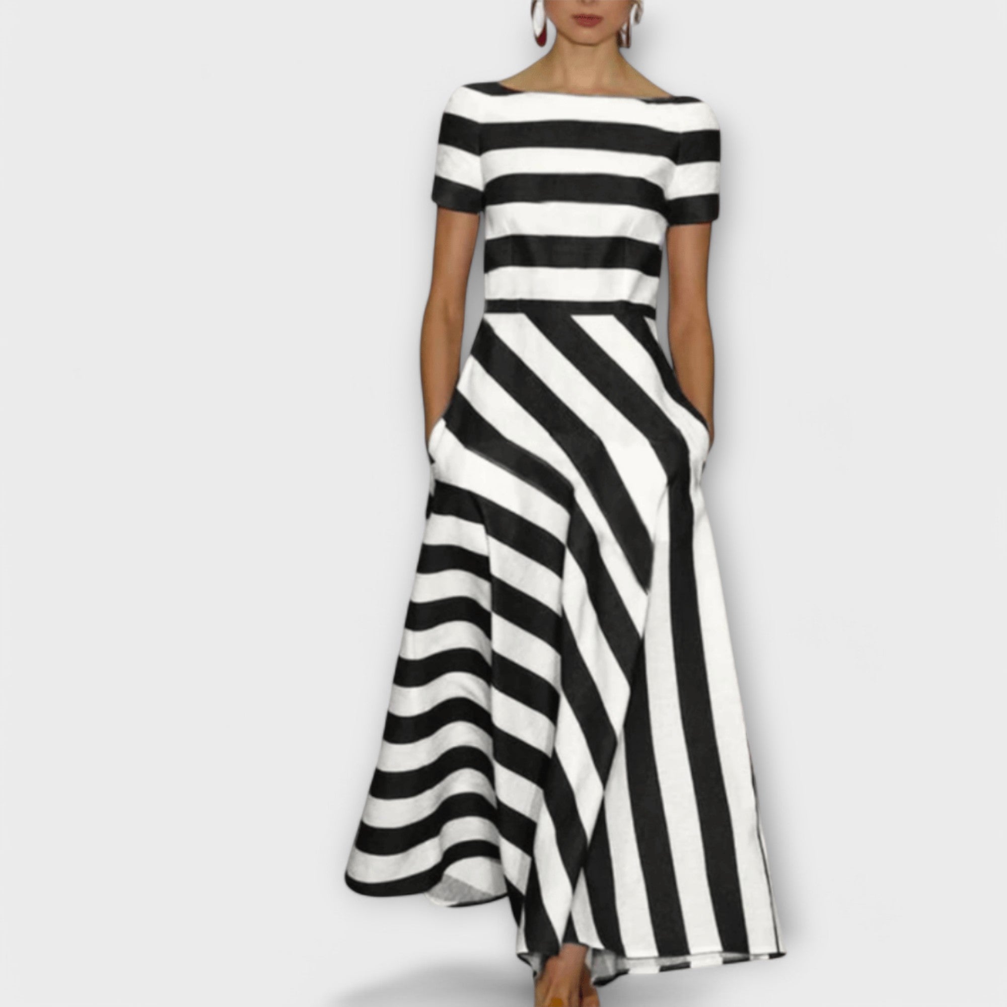 Gestreiftes Maxikleid mit kurzen Ärmeln, schwingender A-Linie, schwarz-weiß gestreift, Rundhalsausschnitt