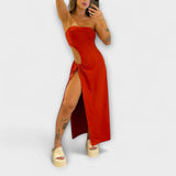 Rotes Bandeau-Kleid mit Cut-out am Hüftbereich und Bindeband, langer Rock mit Schlitz