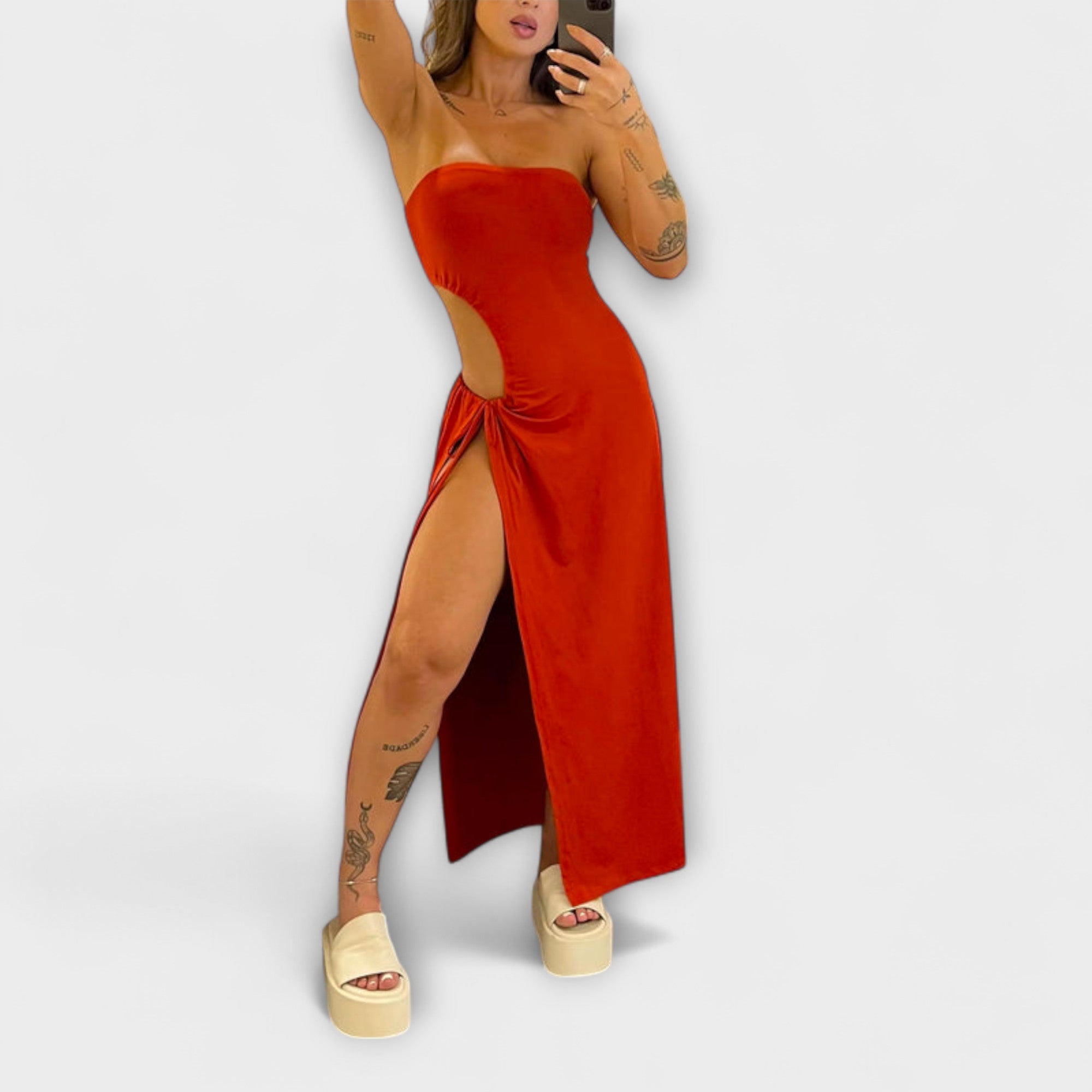 Rotes Bandeau-Kleid mit Cut-out am Hüftbereich und Bindeband, langer Rock mit Schlitz