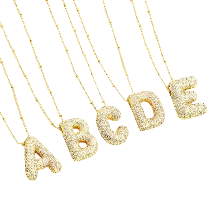 Buchstaben-Halskette mit funkelnden goldfarbenen Initial-Anhängern