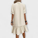 Beiges Rüschenkleid mit Volant-Saum und kurzen Ärmeln, hinten geschlossen