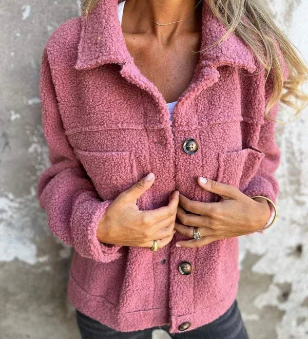 Kurze Jacke Dion mit Revers, pinke Teddyoptik, Knopfleiste und Brusttaschen