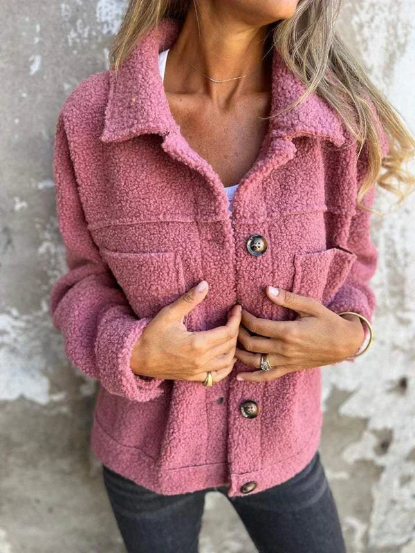 Kurze Jacke Dion mit Revers, pinke Teddyoptik, Knopfleiste und Brusttaschen