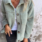 Kurze Jacke Dion mit Revers, hellgrüne Teddyoptik, Knopfleiste und Brusttaschen