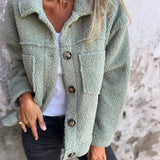 Kurze Jacke Dion mit Revers, hellgrüne Teddyoptik, Knopfleiste und Brusttaschen