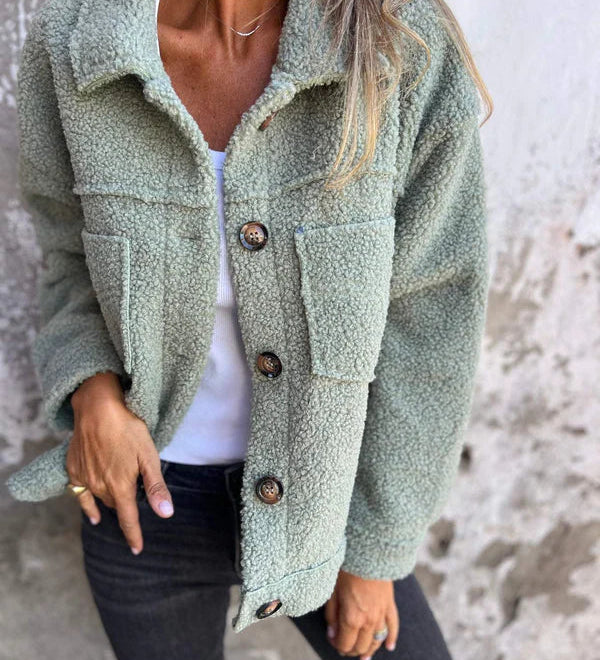 Kurze Jacke Dion mit Revers, hellgrüne Teddyoptik, Knopfleiste und Brusttaschen