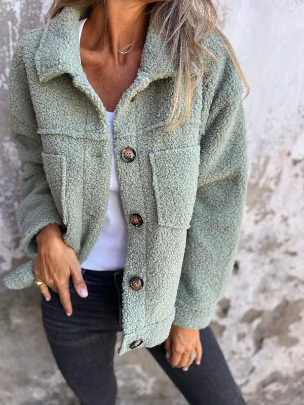 Kurze Jacke Dion mit Revers, hellgrüne Teddyoptik, Knopfleiste und Brusttaschen