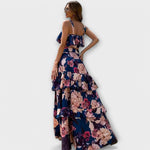 Sommerliches Strandkleid, rückenfreier Schnitt, ärmellos, Maxilänge mit Blumenmuster