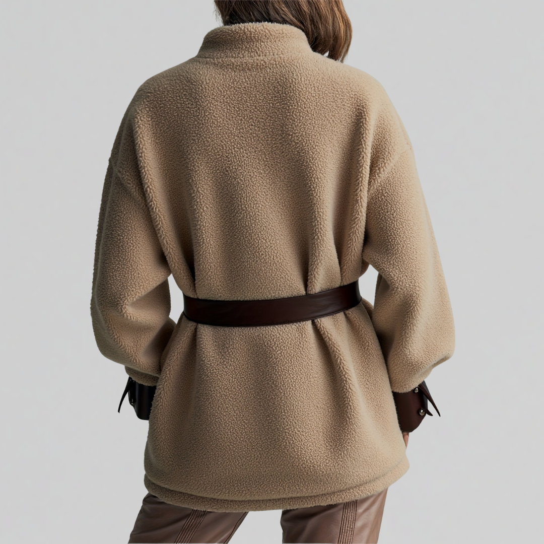 Beigebraune Teddyjacke mit Gürtel, hinten geschlossene Knopfleiste