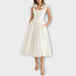 Weißes Midi-Kleid mit Schleifen an den Schulterträgern und gerafftem Rock