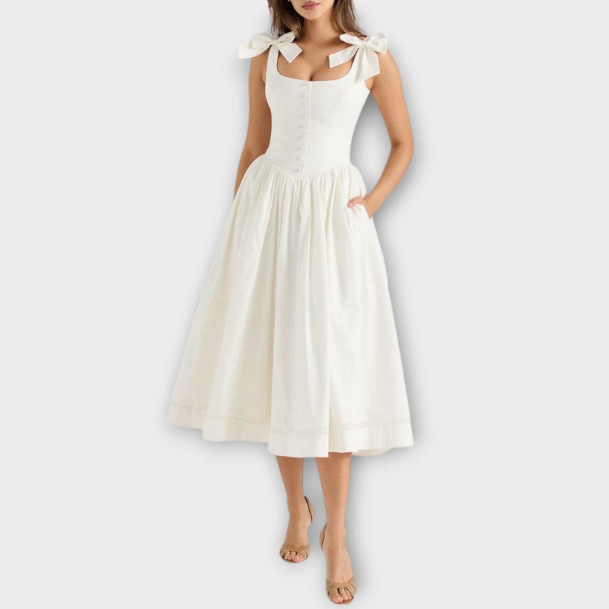 Weißes Midi-Kleid mit Schleifen an den Schulterträgern und gerafftem Rock