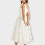 Weißes Midi-Kleid mit Schleifen-Details an den Trägern und weitem, gerafftem Rock