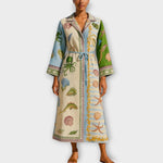 Bedrucktes Twill-Hemdkleid in Blau mit Gürtel, Knopfleiste und 3/4-Ärmeln.