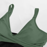 Badekleid in Olivgrün mit V-Ausschnitt und breiten Trägern, elastisches Material