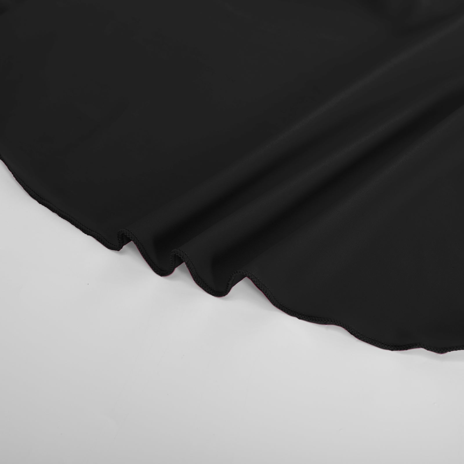 Schwarzes Badekleid mit gerüschtem Saum