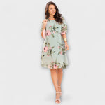 Elegantes Chiffonkleid in Hellgrün mit Rosenblumen, kurze Ärmel und lockerer A-Linie.