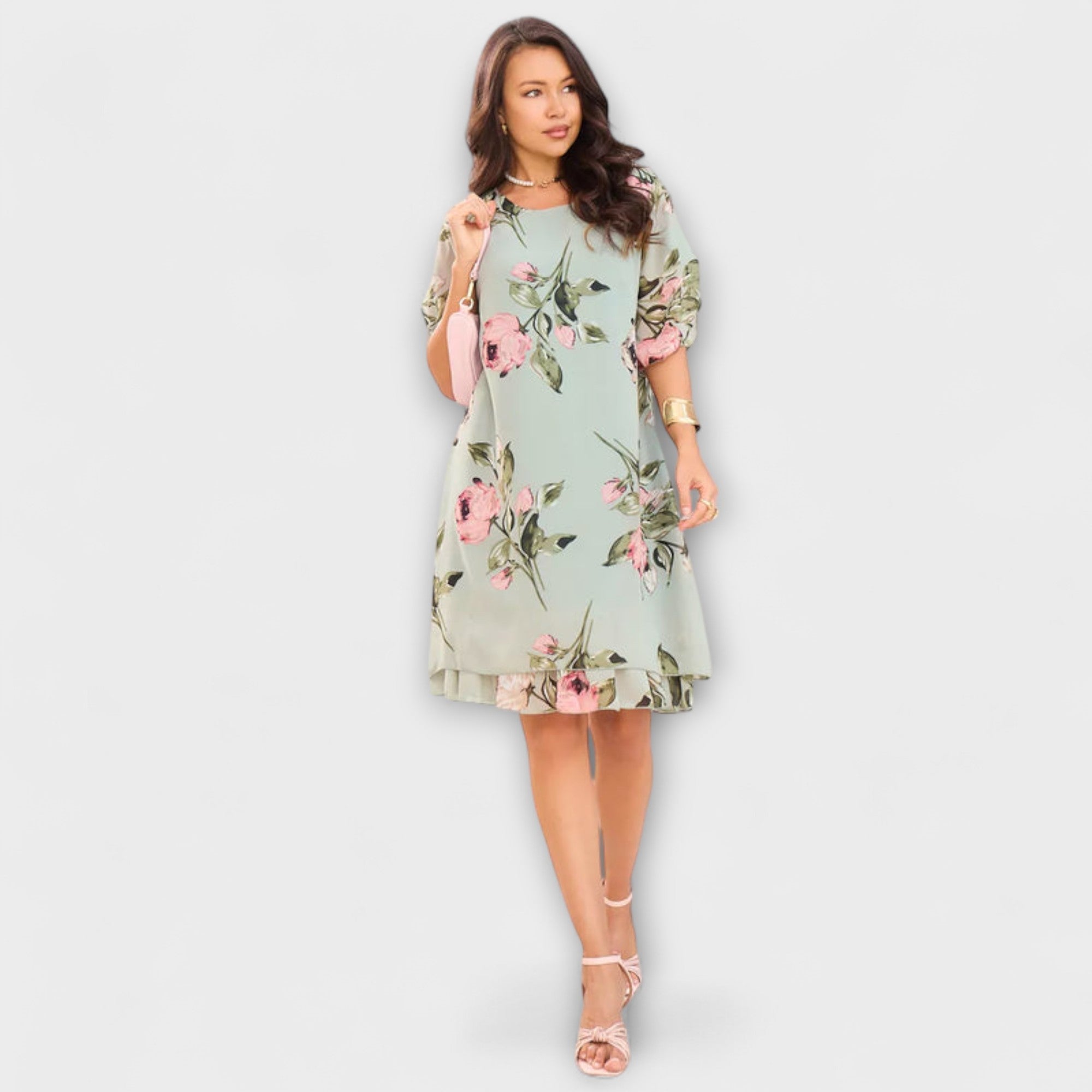 Elegantes Chiffonkleid in Hellgrün mit Rosenblumen, kurze Ärmel und lockerer A-Linie.