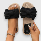 Zwei schwarze Flach-Sandalen mit Schleife, Jute-Sohle und seitlichem Markenetikett