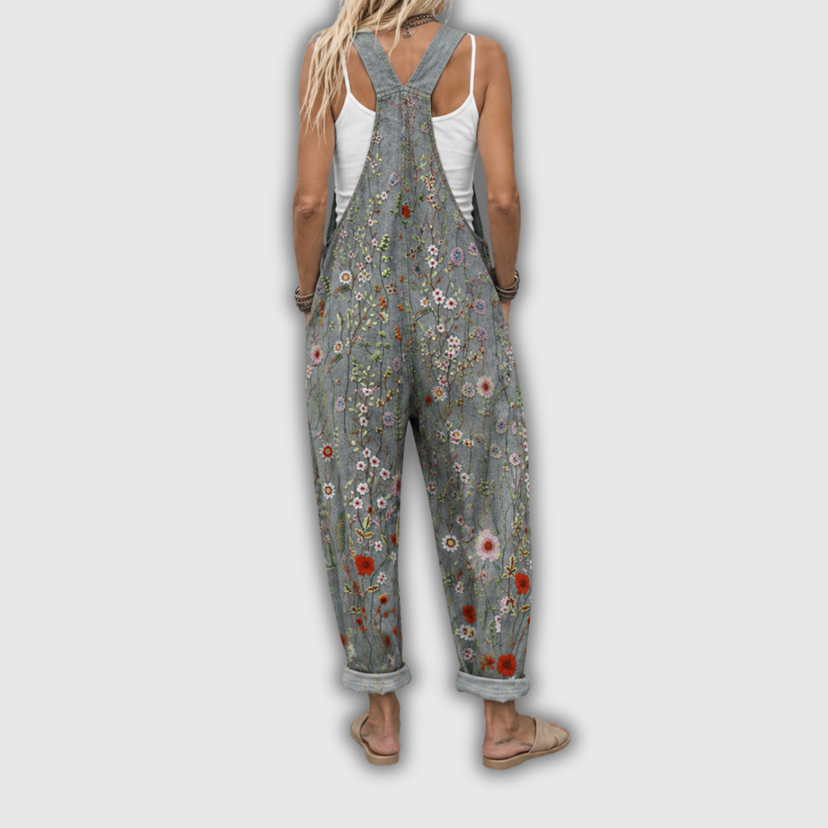 Latzhose mit gestreutem Blumenmuster, V-Ausschnitt am Latz, lockere Hosenbeine