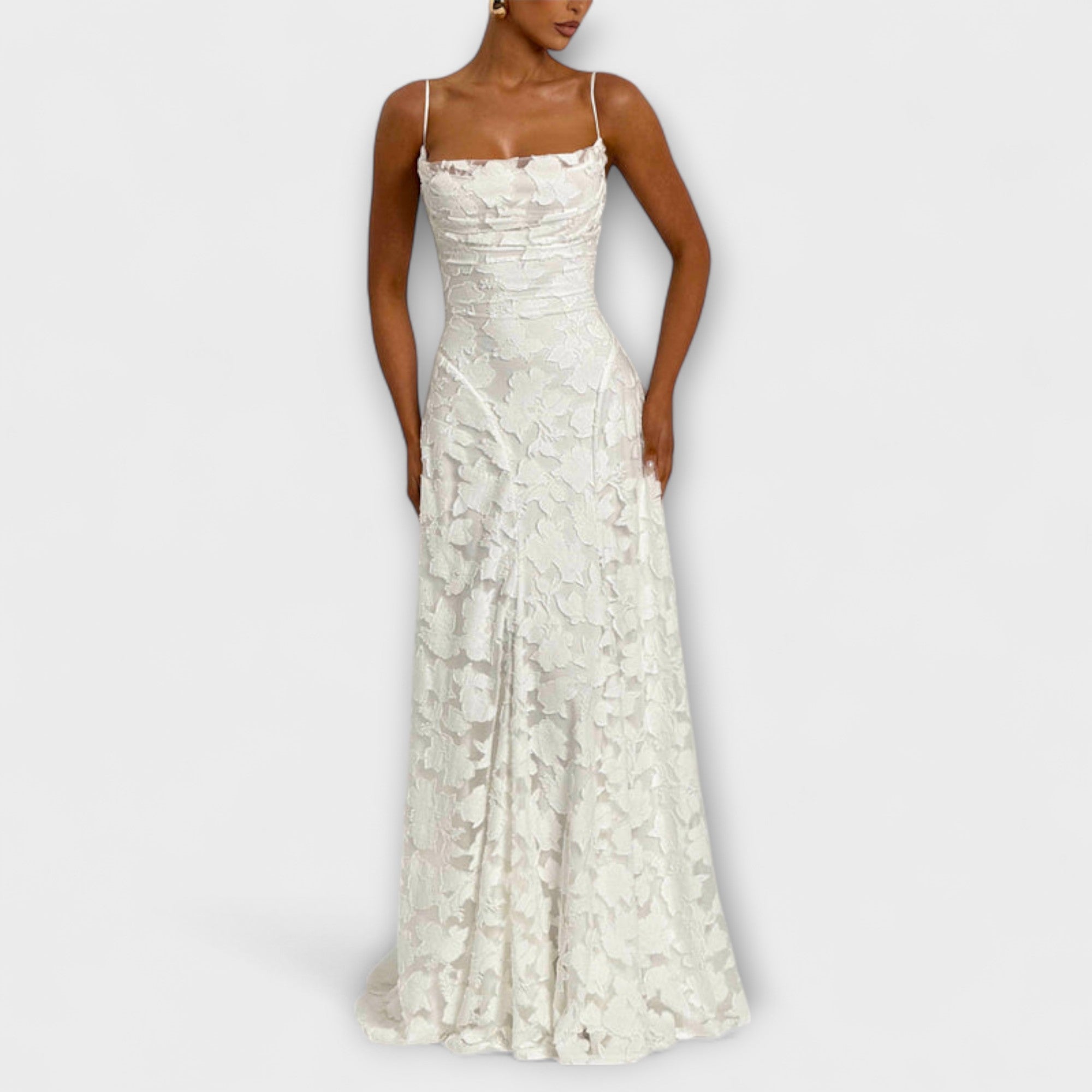 Weißes Spitzen-Maxikleid mit Spaghettiträgern und floraler Struktur, ärmellos
