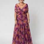 Off-Shoulder Midi-Kleid mit V-Ausschnitt, lila-buntem Batikmuster, kurzer Puffärmel