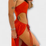 Rotes Bandeau-Kleid mit Seitenschlitz und gerafftem Bindeband, ärmellos mit Cut-out