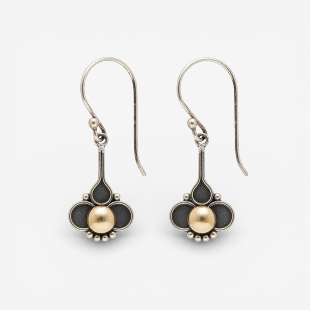 Boho-Klee-Ohrringe mit goldfarbener Perle und schwarzen Elementen