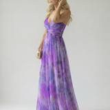 Isel Maxi-Wickelkleid in Violett, seitlich gedreht, V-Ausschnitt, fließender Chiffonrock