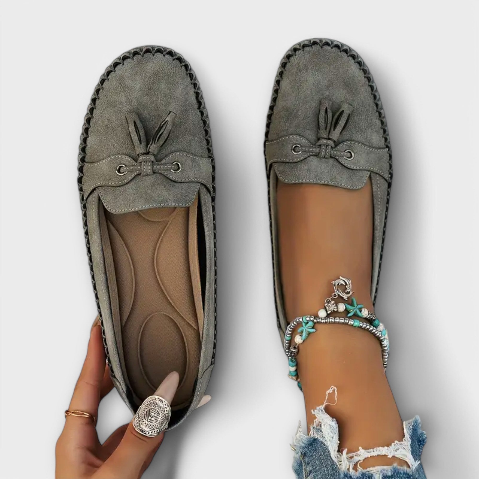 Lise-Slipper in Grau mit Hasenohren-Stickerei und Schlaufen-Schnürung