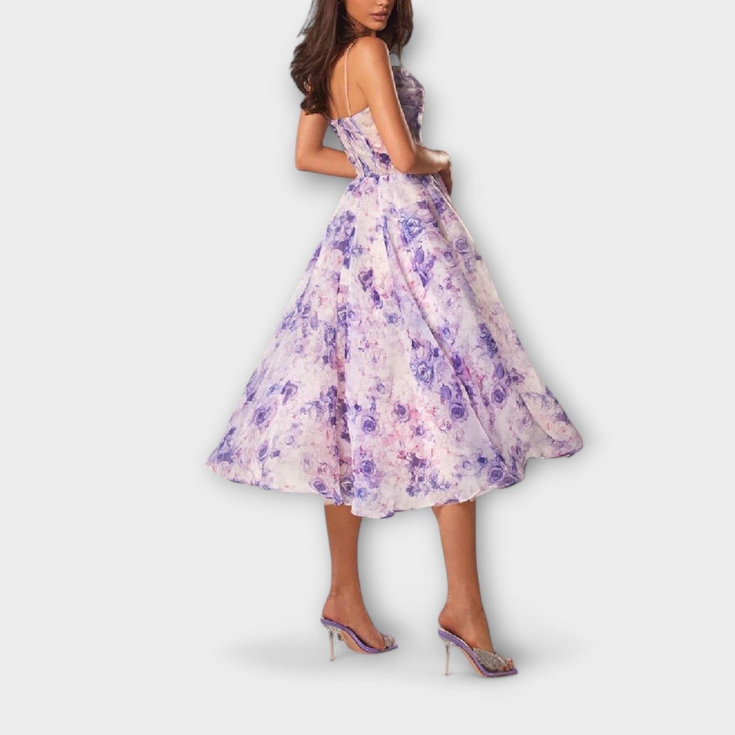 Lila Midikleid aus Chiffon mit Spaghettiträgern, tailliertem Oberteil und weitem Rock