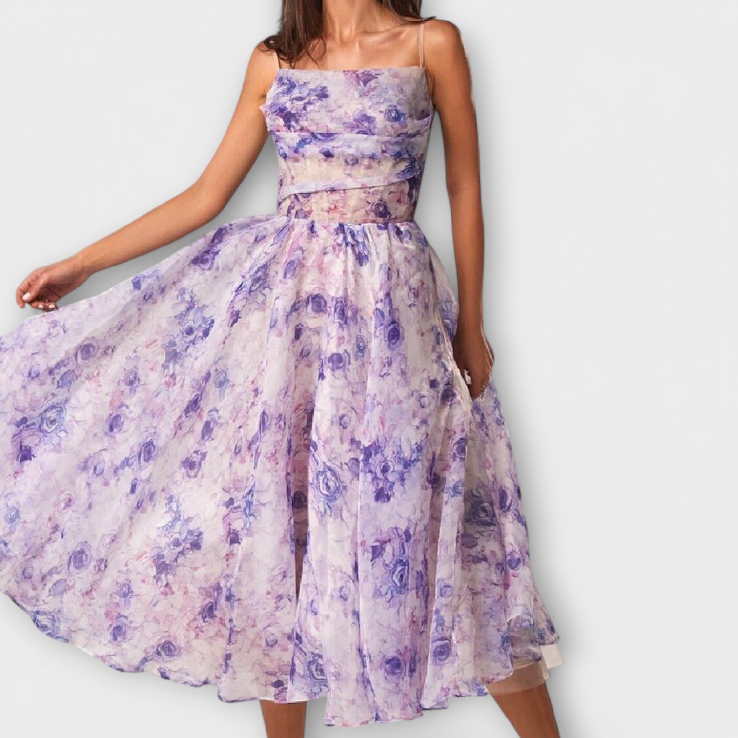 Lila Chiffon-Midikleid mit Trägern und floralen Muster, ausgestellter Rockpartie