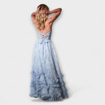 Hellblaues Maxi-Kleid mit gekreuzten Rückenbändern und Rüschenrock